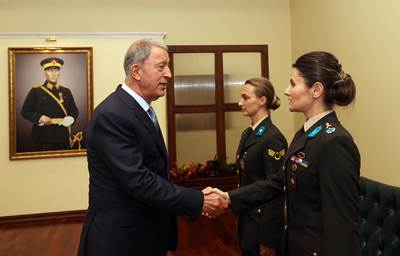 Millî Savunma Bakanı Hulusi Akar, Kara Kuvvetleri Komutanı Org. Musa Avsever ve Beraberindeki Personeli Kabul Etti